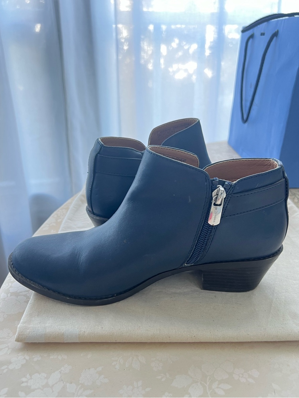 Vionic Women's Millie Leather Ankle Boots in Navy